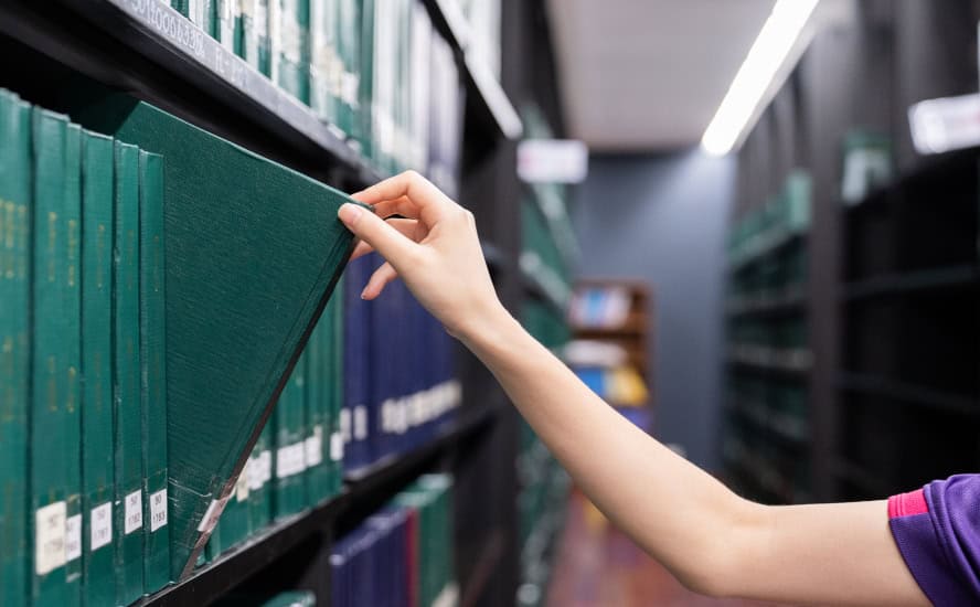 Cómo el almacenamiento de archivos en papel te ayuda a cumplir lineamientos jurídicos de protección de datos