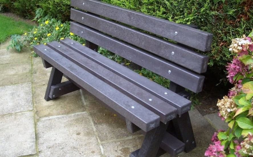 mobiliario ubano sustentable con madera plastica reciclable