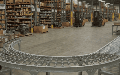 ¿Cómo optimizar el flujo de materiales cuando el espacio es limitado con transportadores de ruedas curvos?