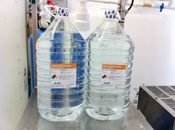 Agua destilada steam