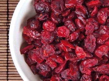Es una gran fuente de antioxidantes, que además de proteger nuestras células de los radicales libres, también son bajos en grasas y sodio, al ser de origen vegetal son indicados para bajar el colesterol, ricos en vitamina C y fibra.  Por su composición en antioxidantes  es especialmente indicado como protector de ciertas infecciones urinarias como  la Cistitis.