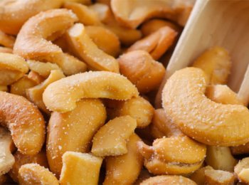 No solo contiene menos grasa que otras nueces, sino que el 75 % de su grasa son ácidos grasos insaturados capaces de reducir los niveles de colesterol malo LDL y aumentar el colesterol bueno HDL.   Además, es una de las plantas comestibles con más alto contenido en antioxidantes, sustancia clave para la buena salud del corazón. Por tanto, el anacardo es un fruto seco cardiosaludable porque disminuye el riesgo de padecer enfermedades coronarias tales como el infarto o la angina de pecho. 