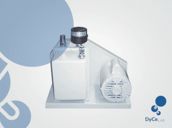 ACEITE PARA BOMBAS DE VACIO FELISA El aceite (FE-1407) es producido especialmente para usarse en bombas de vacío Felisa con gran estabilidad fisicoquímica; es por eso que nuestra garantía de vacío solamente es aplicable cuando use el aceite FE-1407. El uso de otro aceite en nuestras bombas de vacío generará una baja en el vacío máximo obtenible y en la velocidad de bombeo. La mayoría de los aceites contienen aditivos los cuales tienen: Alta presión de vapor, pueden causar humos, pueden fallar químicamente o pueden mezclarse con vapores que pasan a través de la bomba, formando barnices o depósitos ocasionando atascamiento de los alabes en el rotor. Probablemente estos efectos no son evidentes en un principio, pero con el tiempo pueden causar daño permanente en el mecanismo de la bomba. FILTROS Los accesorios son una parte muy importante de cualquier sistema de vacío; para evitar problemas de contaminación en sus bombas de vacío le ofrecemos una línea de filtros que la protegerán contra la entrada de polvo y otros contaminantes. Cuando trabaje con bombas lubricadas los filtros de salida mantendrán su área de trabajo libre de vapores.