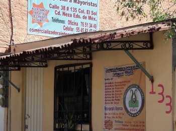 . • Cambia la composición de grasas en carne con incorporación de bajos niveles de ácidos grasos omega 3 de cadena larga (DHA y EPA), siendo más efectivo que cualquier otro sustituto. Logra que la carne tenga mejor composición de ácido graso en cuanto a la relación omega 3: omega 6 y la presencia de DHA y EPA, sin comprometer la calidad de la carne.  CRIANZA DE AVES PONEDORAS: • Mayor productividad. • Mejor resistencia a las enfermedades. • Mejora la fertilidad, tanto de hembras como de machos. • Mejora el valor nutricional de los huevos para el consumo humano a través de la acumulación de ácidos grasos omega 3, DHA y EPA.  CERDOS: • Rápido crecimiento, especialmente en cerdos recién destetados. • Mejora la conversión del alimento. • Mejor reacción alérgica en cerdos recién destetados, comparados con otras proteínas que no se encuentran en la leche. • Incrementa la resistencia a las enfermedades, especialmente en cerdos alimentados con dietas sin medicación. • Incrementa la fertilidad, nacen más cerdos. • Incrementa la composición de la grasa en la carne; DHA y EPA depositado en la carne.  RUMIANTES: • En los rumiantes, la harina de pescado proporciona proteína dietética y grasa que está sujeta a menor cambio en el rumen, a diferencia de otras materias primas. La proteína de alta calidad que evita la degradación del rumen, puede proporcionar aminoácidos limitantes para la digestión más allá del rumen, mejorando el equilibrio de los aminoácidos absorbidos en el intestino. • La proteína degradada en el rumen mejora la digestión de la fibra. Como resultado se incrementa la productividad. • Los ácidos grasos omega de cadena larga en la harina de pescado liberan parcialmente la hidrogenación en el rúmen. Ellos contribuyen a la absorción de ácidos grasos. Se obtiene una mejora de la fertilidad, el desarrollo del embrión y del recién nacido así como la resistencia a las enfermedades. Los beneficios del consumo de harina de pescado son las siguientes:  VACAS LECHERAS: • Mayor producción de leche, con un incremento promedio de 1 a 2 litros por día. • Incrementa el contenido de la proteína en la leche, generalmente en 0.1 a 0.2% unidades. • Altos niveles (1 kg. o más) pueden disminuir la grasa de la leche, lo cual es importante para las personas que cuidan su salud. • Fertilidad. Se incrementa especialmente la tasa de concepción, generalmente de 10 a 15 % unidades.  GANADO VACUNO: • Rápido crecimiento. • Incrementa los niveles de ácidos grasos omega 3 (HDA +EPA) depositados en la carne. Aunque la carne de ganado alimentado con pasto tiene bajos niveles, otras carnes no la tienen. La alimentación con harina de pescado logra incrementar estos niveles. • Mejor utilización de dietas de alto forraje.    OVINO: • Mejora la fertilidad. • Rápido crecimiento del ovino. • Bajos niveles de ácidos grasos omega 3 (DHA+EPA). • Mejor utilización de las dietas de alto forraje. • Puede adelgazar a las ovejas con sobrepeso. PECES: • Mejora la fertilidad. • Rápido crecimiento del pescado. CAMARONES: • Mejora la fertilidad. • Rápido crecimiento del camarón.