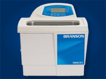 Su tecnología avanzada con funciones programables, funcionamiento digital con funciones de seguimiento de alimentación ajustables para cargas ligeras o pesadas, control de potencia alta/baja, desgasificación y modo de reposo convierten al CPXH en una solución extremadamente versátil. La frecuencia de barrido elimina las ondas estacionarias y crea una cavitación uniforme a lo largo del depósito Transductores industriales resistentes de 40 kHz Temporizador digital de 99 min con funcionamiento ultrasónico continuo Se puede calentar hasta 69 °C/156.2 °F y configurarse para Fahrenheit o Celsius El seguimiento de potencia ultrasónica devuelve inmediatamente la frecuencia del depósito a su punto óptimo Los circuitos de control realizan un seguimiento activo de la frecuencia operativa del limpiador Ofrece cavitación firme y una actividad constante en el limpiador La desgasificación y el acondicionamiento de la solución se pueden configurar para 99 minutos Cuerpo de plástico, resistente a productos químicos Drenajes de vertido integrados en algunos modelos Los periodos de tiempo de desgasificación ampliados permiten aplicaciones adicionales a la limpieza, como la preparación de muestras, que incluye desgasificación de líquidos, mezcla y homogenización, disolución de sólidos, lisis celular y dispersión de partículas La funcionalidad programable permite al usuario elegir el punto de ajuste de temperatura en el que se iniciarán los periodos de tiempo de desgasificación y ultrasónicos Resultados reproducibles Activación ultrasónica automática (el ciclo ultrasónico comienza una vez que se alcanza la temperatura del punto de ajuste) El control de potencia alta/baja permite al usuario reducir la amplitud de la energía acústica en el limpiador (100 % de potencia en el depósito para aplicaciones normales, 70 % de potencia para aplicaciones delicadas) Incluye un modo de reposo para ahorrar energía.–'“” Cuando se completa un ciclo y no se toca ninguna tecla de control durante 15 minutos, la unidad pasa al modo de reposo. Si se toca cualquier tecla en el controlador, la unidad vuelve a activarse Indicador de alarma de seguridad de alta temperatura El usuario puede acceder a la calibración de la temperatura por el panel delantero Los controles están situados por encima y por detrás del depósito de limpieza, en un panel de torre de control de fácil acceso, y se elevan por encima del depósito para evitar daños producidos por las soluciones de limpieza