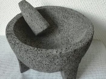 METATES DE PIEDRA NEGRA