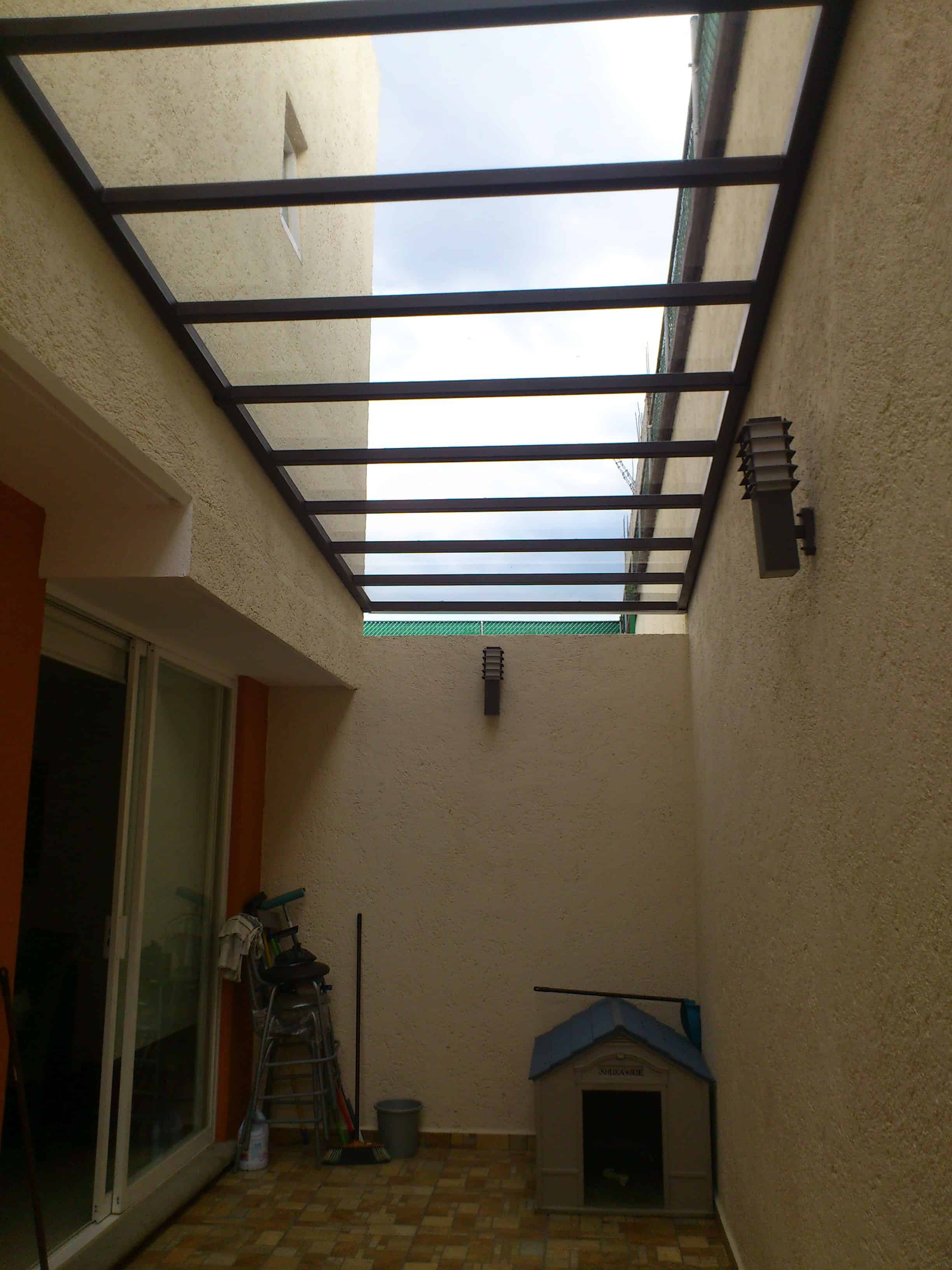 cubierta de policarbonato solido de 6 mm de espesor en bobina , montado sobre estructura de acero #lumza #domos #policarbonato #solido #yute #terraza #roof
