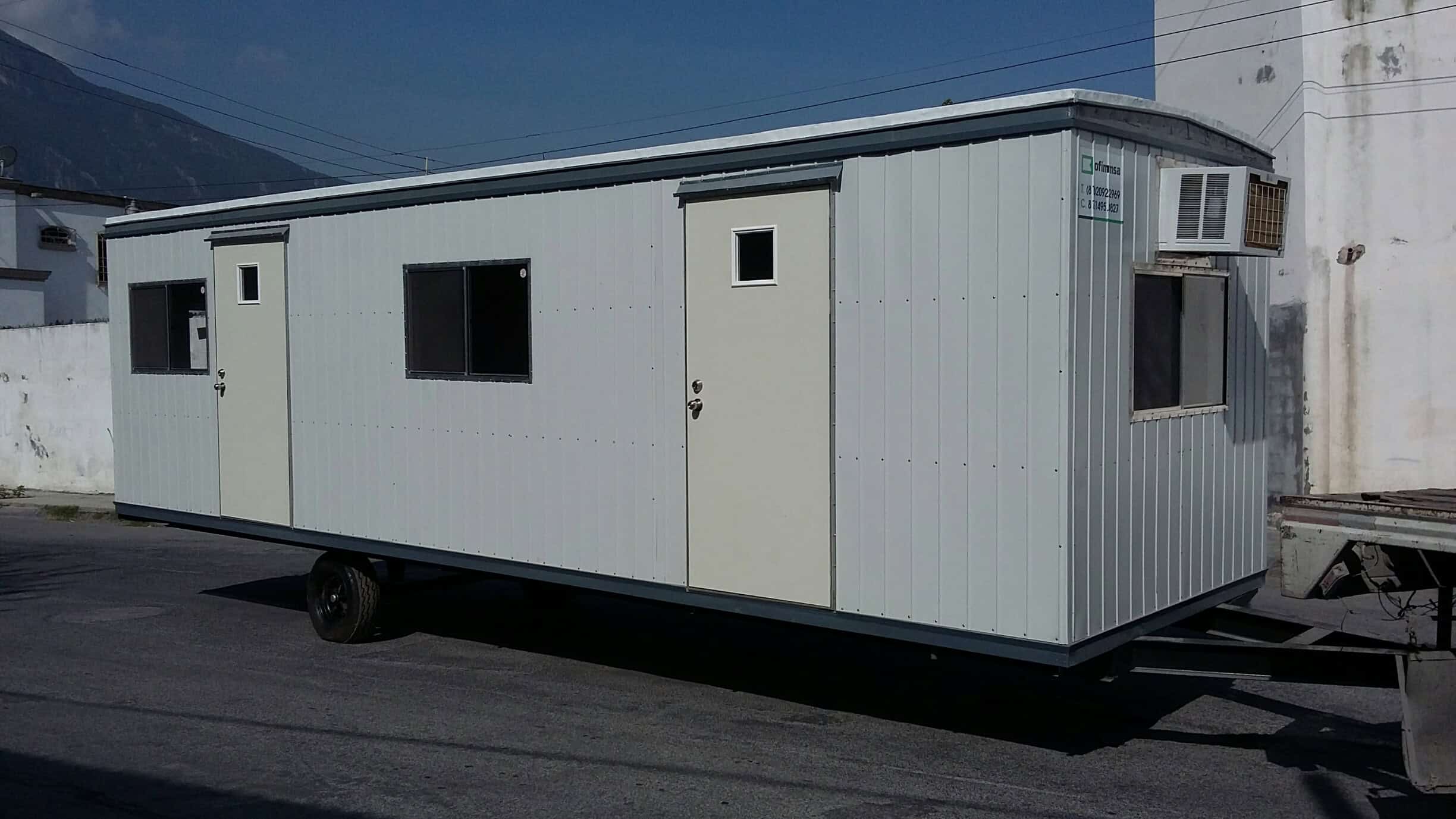 Madera estufada canadiense, con herrajes de sujeción. Muro interior con panel de vinil y muro exterior con cubierta de acero y pintura horneada. Piso en loseta vinilica. Techo interior en panel de yeso. Lamina de techo sellada en calibre 28.