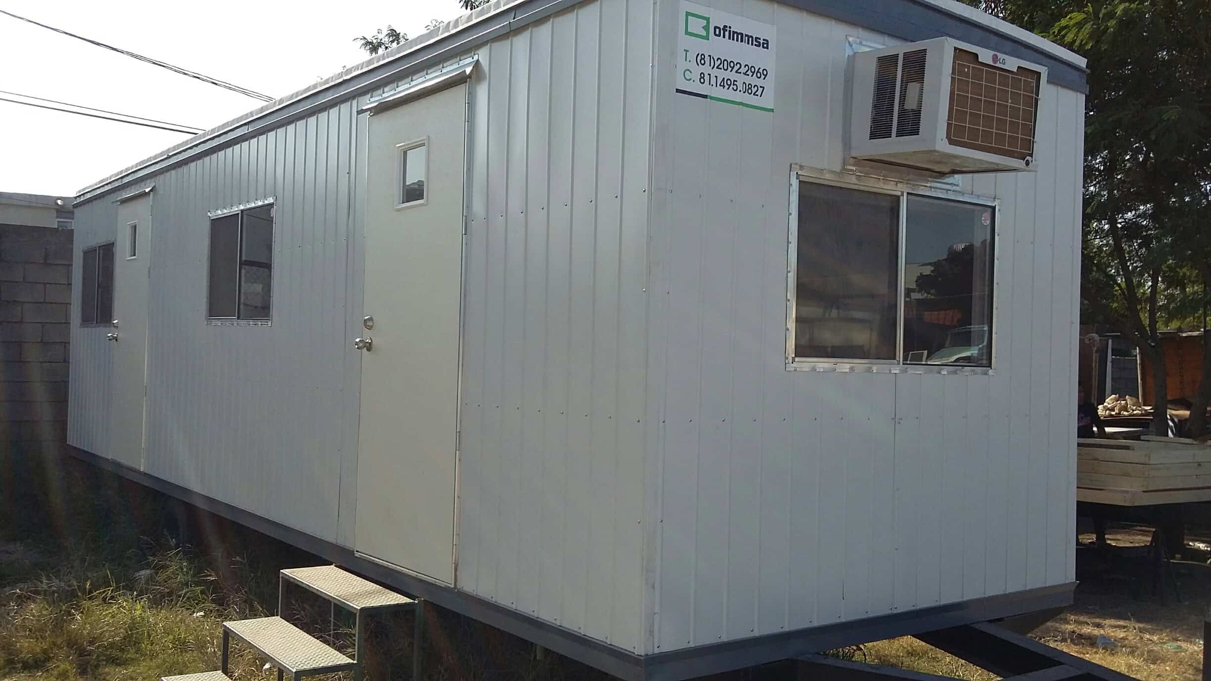 Oficina móvil con acabados interiores en panel de vinil y acabado exterior en lamina pintro acanalada. 