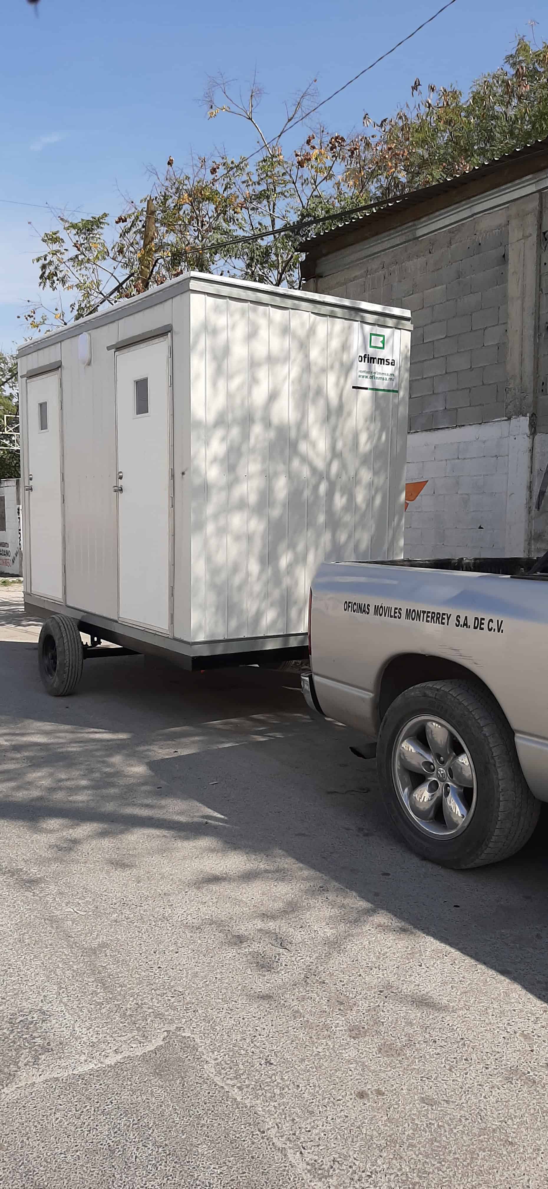 Letrina móvil doble para obra. Incluye dos sanitarios, lavabos, porta rollos, extractor, porta toallas, jabonera.