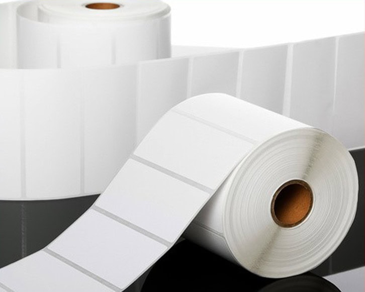 Etiquetas en BOPP blanco para impresión por transferencia térmica. Material recomendado para aplicaciones expuestas a refrigeracióny y condensación de agua. 