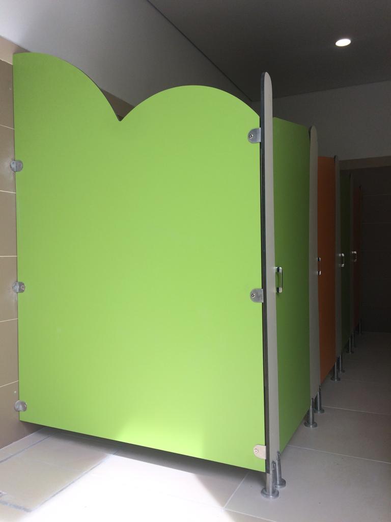 MAMPARAS PARA BAÑOS ESCOLARES