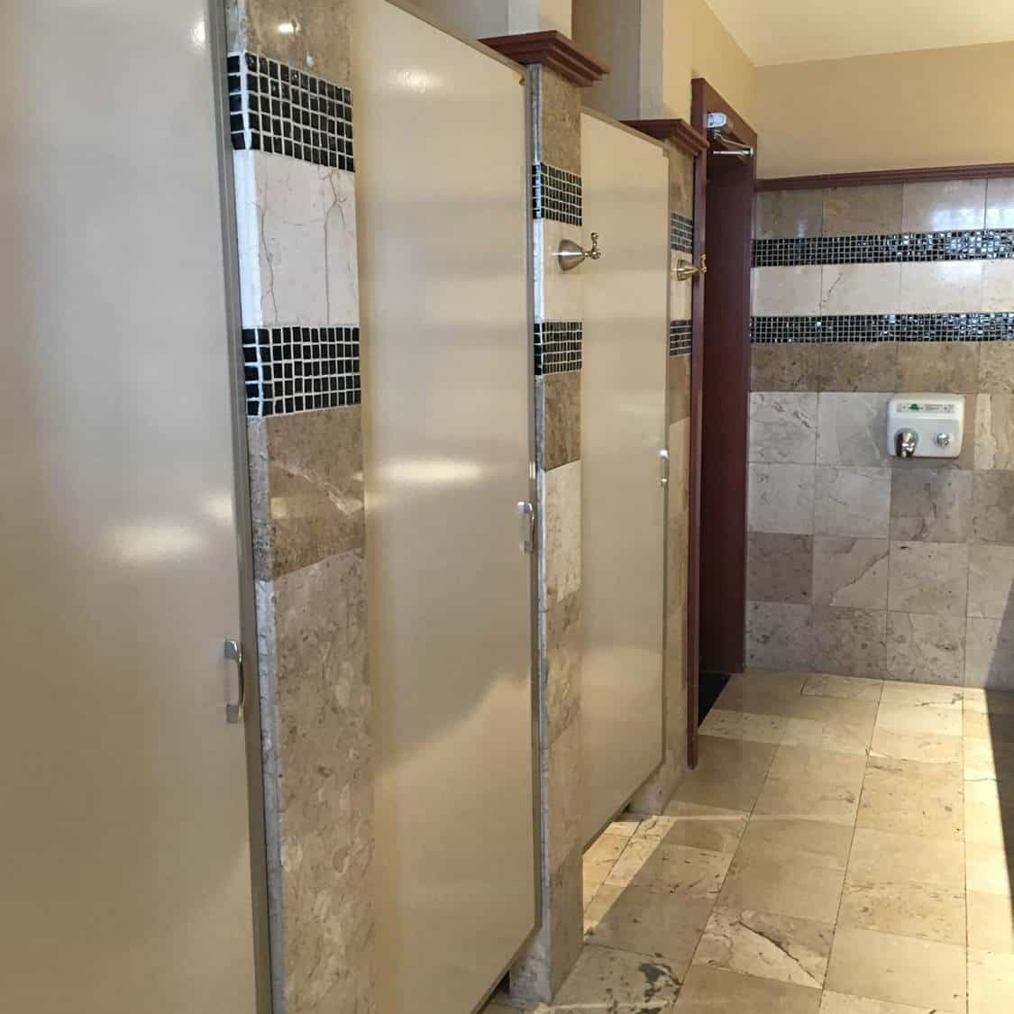 PUERTAS DE BAÑO DE LAMINA DE ACERO PORCELANIZADO
