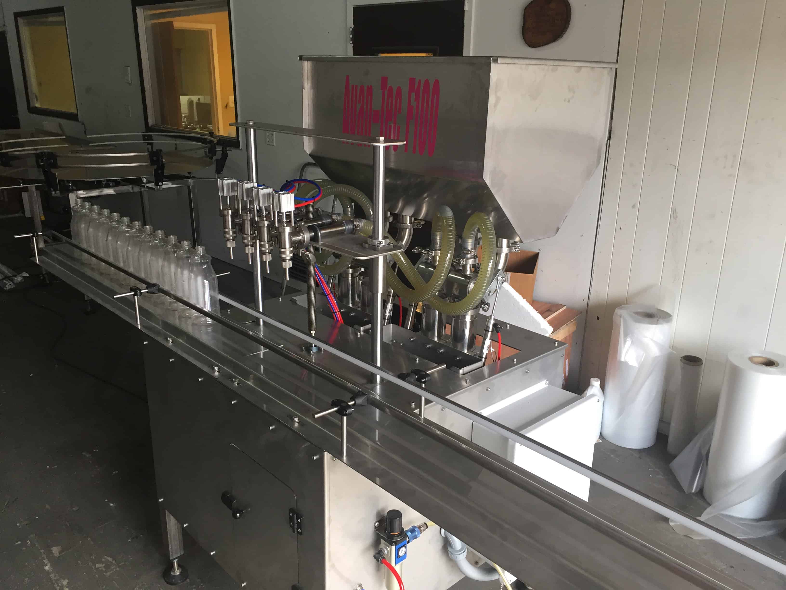 Llenadora semi automatica de 4 bocas.