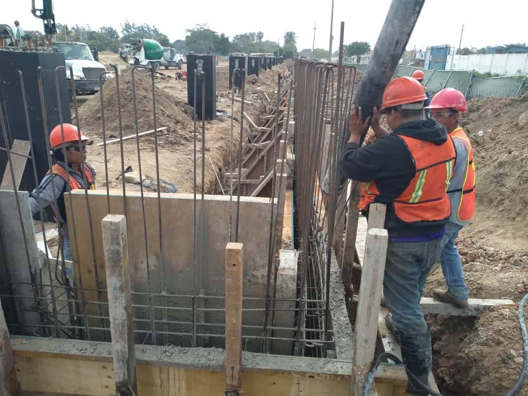 Colando muro de contención