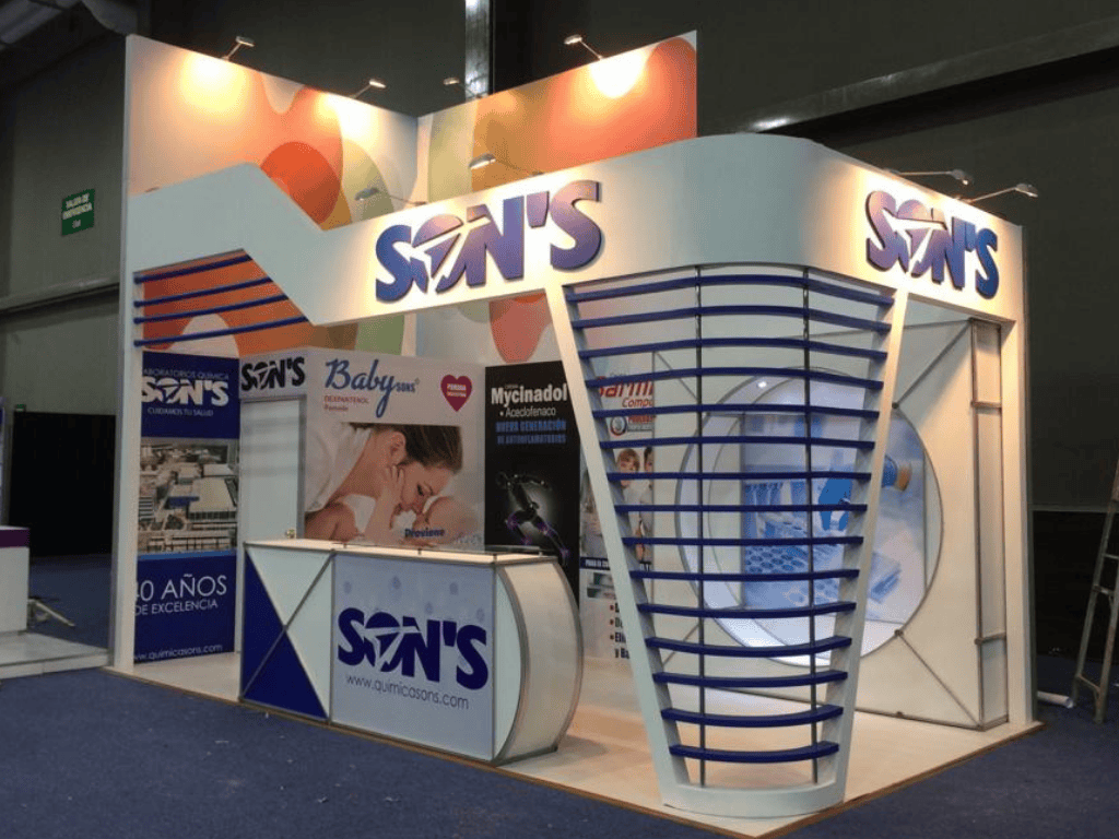 Stand En Madera by Escenico