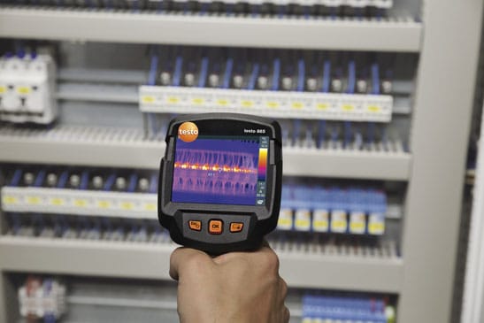 Cámara Infrarroja portátil Testo 865, ideal para el mantenimiento eléctrico