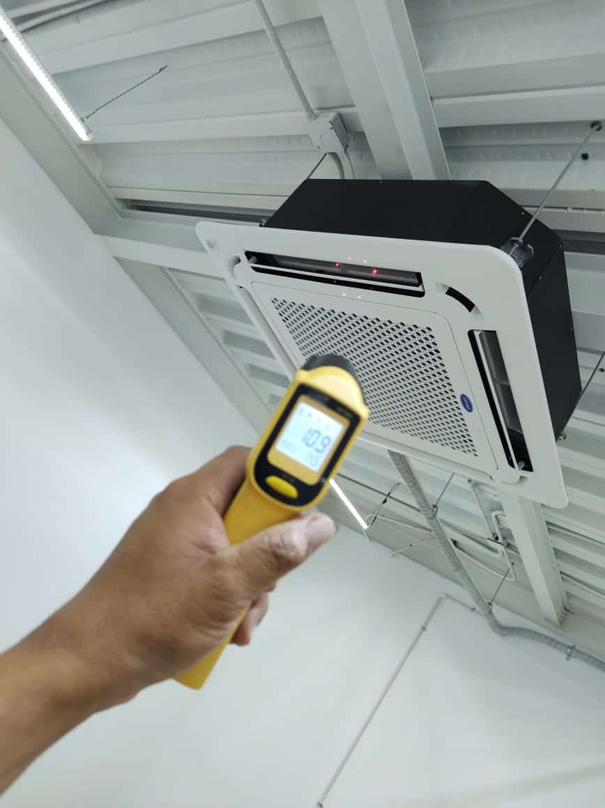 Almacén de laboratorio farmacéutico climatizado con aire acondicionado tipo cassette