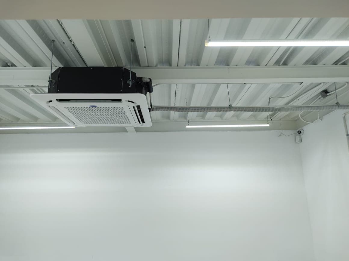 Aire acondicionado tipo cassette marca Carrier