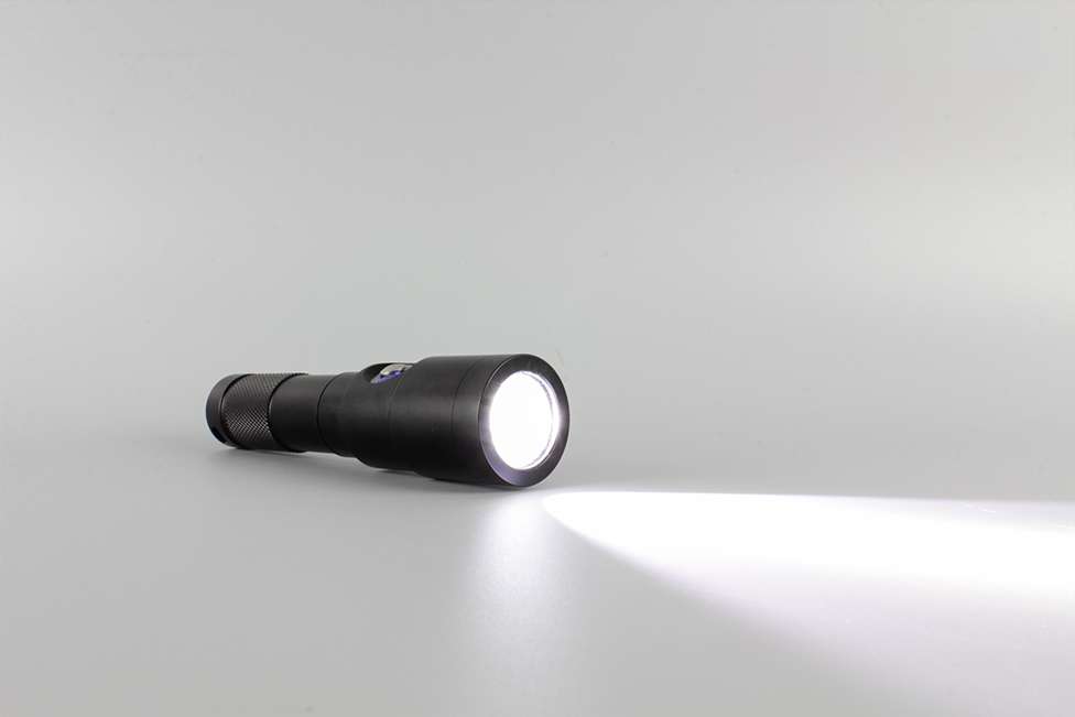 Linterna LED de 1200 Lumens
