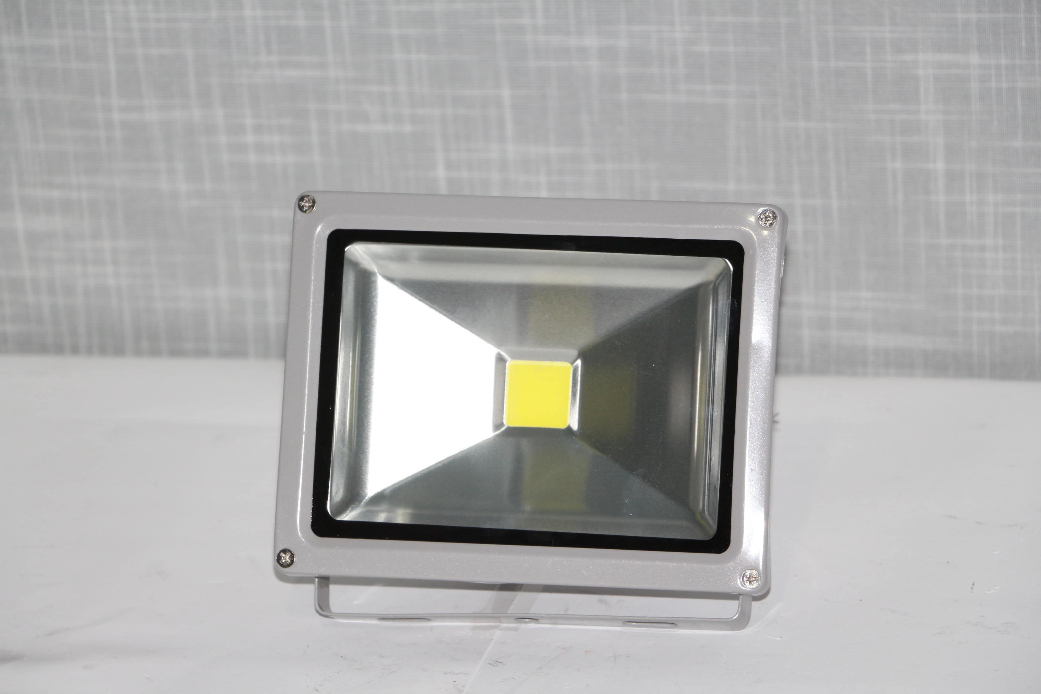 Luminarias leds tipo reflector Halcón 