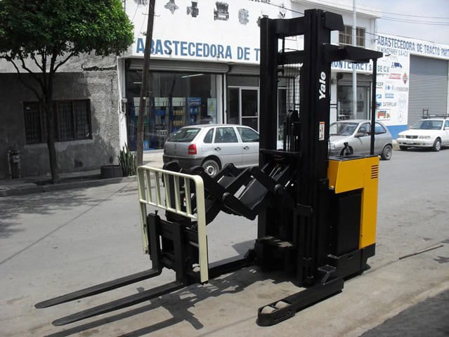 Montacargas hombre parado reach y doble reach