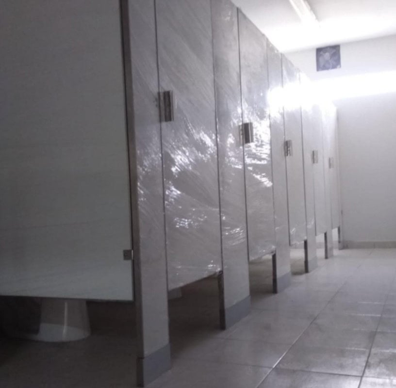Mamparas para Sanitarios de Escuelas Antigrafiti