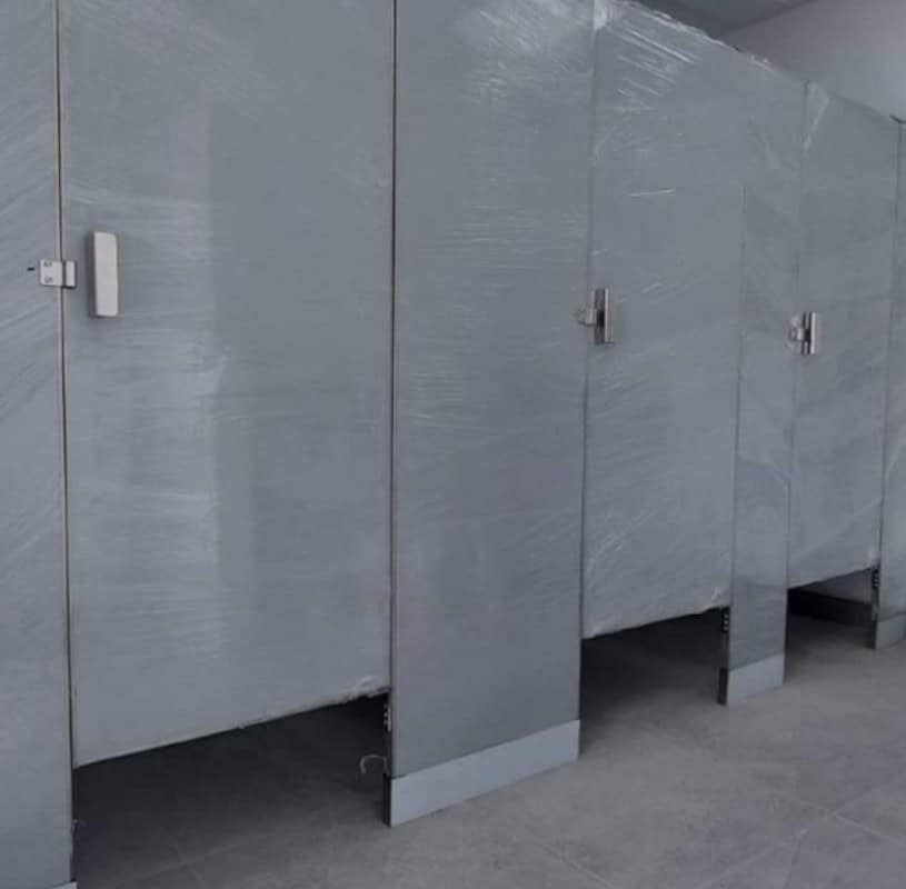 Mamparas para Sanitarios de Oficinas en Acero Porcelanizado