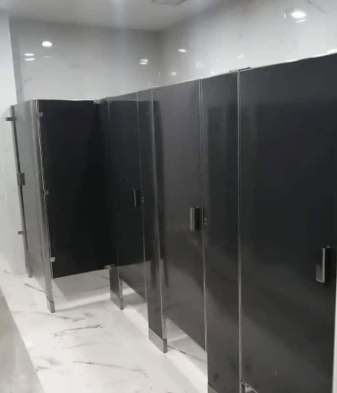 Mamparas Divisorias para sanitarios de Oficinas 