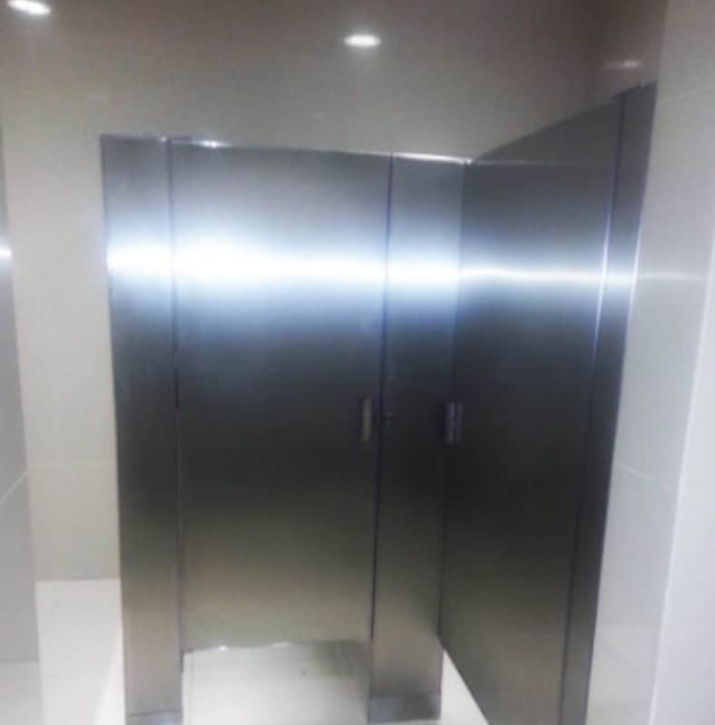 Mamparas para Sanitarios de Acero Inoxidable Antigrafiti