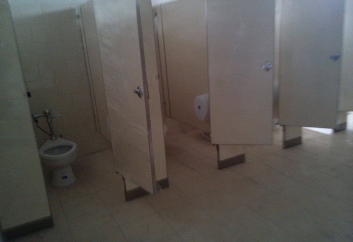Mamparas para Baños de Escuela Antigrafiti