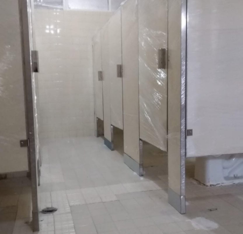 Mamparas para Sanitarios de Lamina Esmaltada para Hospitales