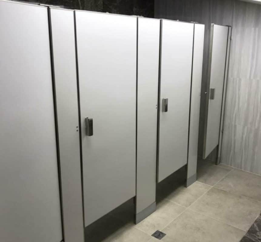 Mamparas para Sanitarios de Lamina Esmaltada para Cines