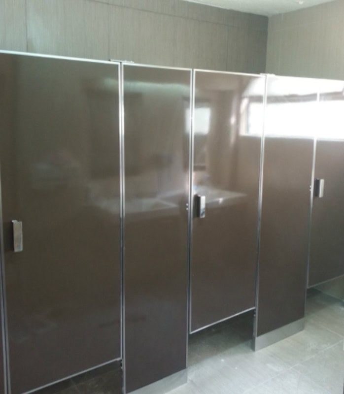 Mamparas para Sanitarios de Lámina Esmaltada para Hoteles 