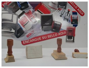 Sellos de goma personalizados montados en madera barnizada 