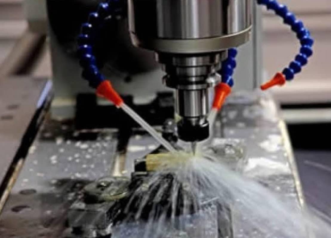 Maquinados de Alta Precisión para Placas Perforadas de Plástico
