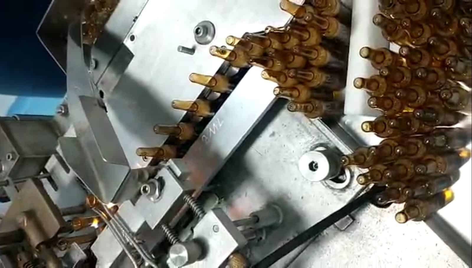 Llenado de ampolletas de vidrio para la industria cosmética