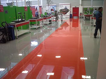 Pisos epóxidos con sistemas antiderrapantes para naves industriales