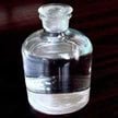 Es un líquido incoloro, de escasa viscosidad y de olor y sabor frutal penetrante, miscible en agua y con la mayoría de los solventes orgánicos, muy tóxico e inflamable
