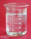 Líquido transparente, incoloro, olor ligeramente dulce y poco volátil. Es soluble en agua, alcohol y éter.