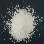 Polvo cristalino higroscópico o gránulos blancos.