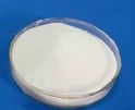 Es un producto blanco, cristalino e inodoro en forma granular o en polvo.