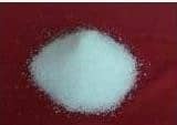 Se presenta en cristales blancos o polvo estable al aire, es altamente soluble en agua, pero insoluble en alcohol.