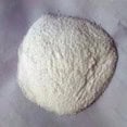 Es un polvo fino blanco inholoro, soluble en agua, pero no soluble en solventes orgánicos