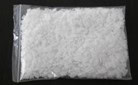 Es un sólido de color blanco con gran facilidad de absorber la humedad del aire.