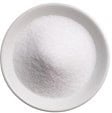 Es un sólido blanco, cristalino, inodoro, altamente soluble en agua.