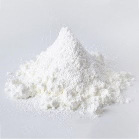 Es un polvo blanco a crema, de olor característico, soluble en agua.