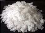 Es un sólido de color blanco cristalino, el cual es muy corrosivo.