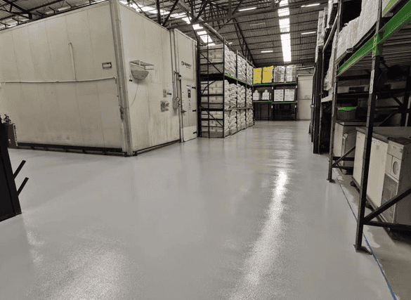 Pisos epóxicos de rápida instalación para almacenes