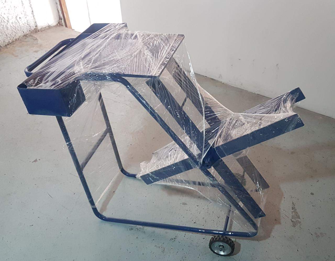 El carro porta fleje optimiza la operación de flejado evitando cargar con la bobina de fleje mientras se realiza dicha actividad, y cuenta con una charola para colocar la herramienta de flejado. Este carro admite flejes de todo tipo con bobina jumbo. Contamos con el modelo nacional y de importación.
